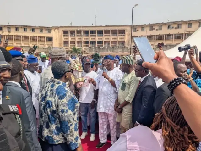 Àwọn èrò tó pọ̀ níbi tí àwọn ẹgbẹ́ òṣìṣẹ́fẹ̀yìntì ti ń fi ẹṣin funfun ta gómìnà Seyi Makinde lọ́rẹ