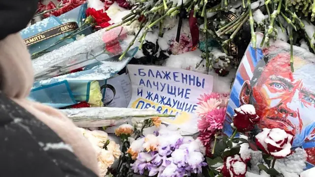 Люди принесли на могилу Навального не только цветы, но и его портреты и записки