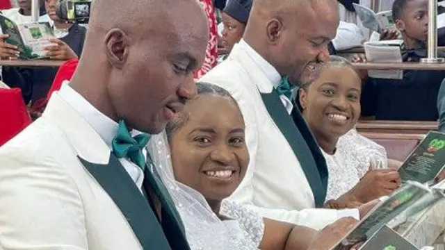 Awọn ibeji Oguntoye pẹlu awọn iyawo wọn wọ aṣọ igbeyawo funfun ati kootu, wọn n rẹrin-in