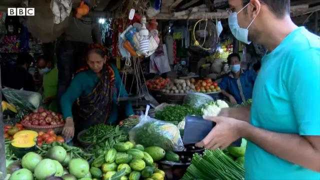 মূল্যস্ফিতির কারণে চাপে পড়ে সাধারণ মানুষ