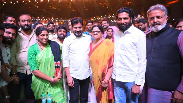 గద్దర్ కుమార్తె వెన్నెల, భార్య విమలతో ముఖ్యమంత్రి రేవంత్‌రెడ్డి 