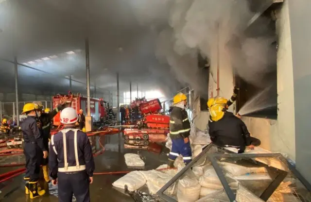 ဖေဖော်ဝါရီ ၁၈ ရက်၊ ရန်ကုန်တိုင်း၊ ရွှေပြည်သာမြို့နယ်၊ ဝါးတရာစက်မှုဇုန်က Straightex အထည်ချုပ်စက်ရုံ မီးငြိမ်းသက်နေတဲ့ အခြေအနေ 