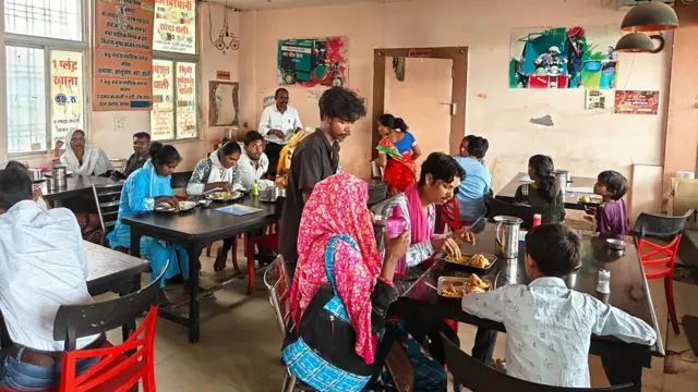 প্লাস্টিক বর্জ্যের বদলে এই ক্যাফেতে খাবার দেওয়া হয়