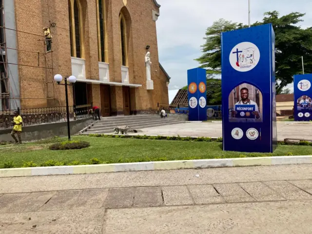 Façade de la CathédraleNotre Dame du Congo