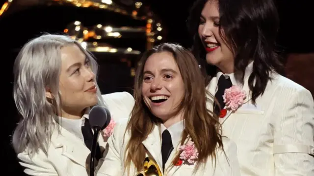 فیبی بریجرز نیز به عنوان عضوی از گروه بوی‌جینیوس سه جایزه دریافت کرد