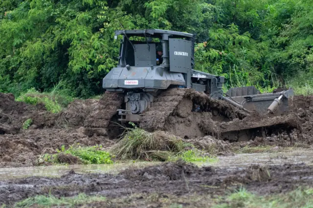 กองทัพภาคที่ 1 และ กองกำลังบูรพา โดยหน่วยเฉพาะกิจที่ 12 จัดชุดตรวจค้นวัตถุระเบิด พร้อมด้วยรถถากถางหุ้มเกราะ D5 เข้าจัดการเพื่อป้องกันอันตรายจากวัตถุระเบิดที่ตกค้างในพื้นที่บ้านหนองหญ้าแก้ว อ.โคกสูง จ.สระแก้ว เมื่อวันที่ 10 ต.ค. 2568