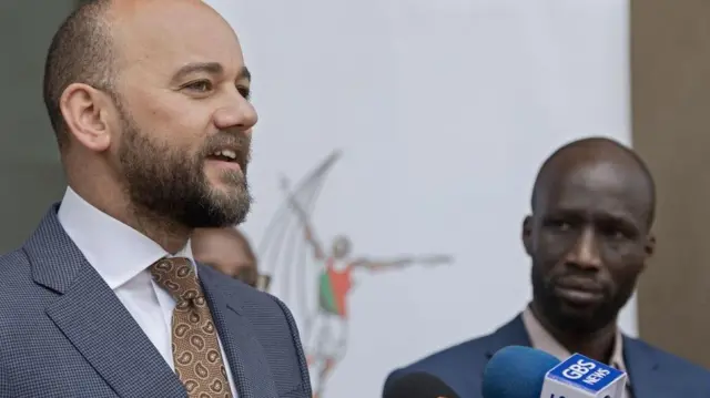 کلوتیه (سمت چپ) در یک کنفرانس مطبوعاتی در نایروبی در مارس ۲۰۲۳ در کنار وسلی کوریر، برنده ماراتن ۲۰۱۲ بوستون، که اکنون یکی از مقام‌های وزارت امور جوانان، هنر و ورزش کنیا است