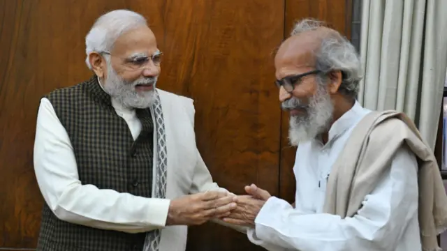 प्रताप सारंगी के साथ पीएम मोदी की तस्वीर