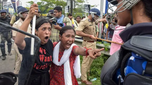 आरजी कर मेडिकल कॉलेज घटना के बाद सुरक्षा बलों के सामने महिलाएं