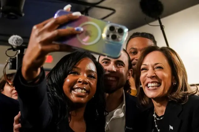 Kaamalaa Haaris deeggartoota waliin suuraa ofee ka'uudhaaf kolaa 'Norwest Art Gallery Detroit', kan Michigaan keessatti