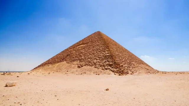 یک هرم وسط بیابان