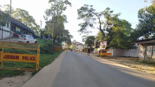 पूरे इलाके में जारी कर्फ्यू 