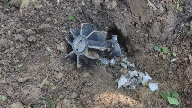 လက်နက်ကြီး ထိမှန်တဲ့ လေးဦးထဲမှာ ၄ နှစ်အရွယ်မိန်းကလေး တစ်ဦး၊ အသက် ၁၆ နှစ် နဲ့ အသက် ၁၄ နှစ်အရွယ်ယောက်ျားလေး ၂ဦး ၊ မိခင်ဖြစ်သူ အသက် ၄၀ အရွယ်တို့ဖြစ်ပါတယ်။ 