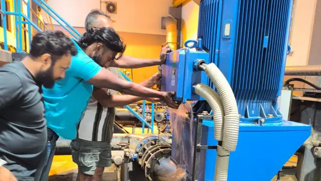 වතුර පොම්බ අලුත්වැඩියා කරමින්