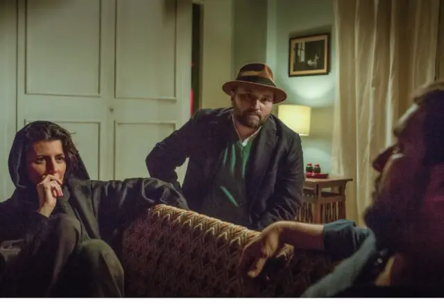 اکتای براهنی، کارگردان فیلم در پشت صحنه فیلم در کنار حامد بهداد و لیلا حاتمی