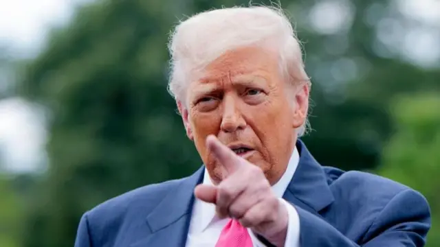 અમેરિકાના રાષ્ટ્રપતિ ડોનાલ્ડ ટ્રમ્પે દાવો કર્યો છે કે વૉલ સ્ટ્રીટ જર્નલના સમાચારને કારણે તેમની પ્રતિષ્ઠાને ધક્કો લાગ્યો છે.