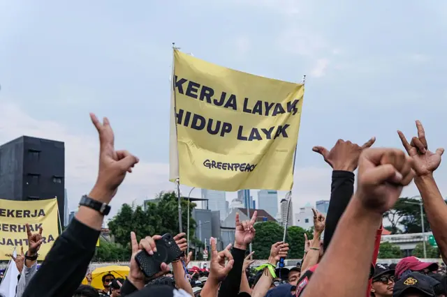 Para pekerja berpartisipasi dalam rapat umum yang menandai Hari Buruh Internasional, juga dikenal sebagai May Day, di luar gedung parlemen di Jakarta, Indonesia, pada 1 Mei 2026.