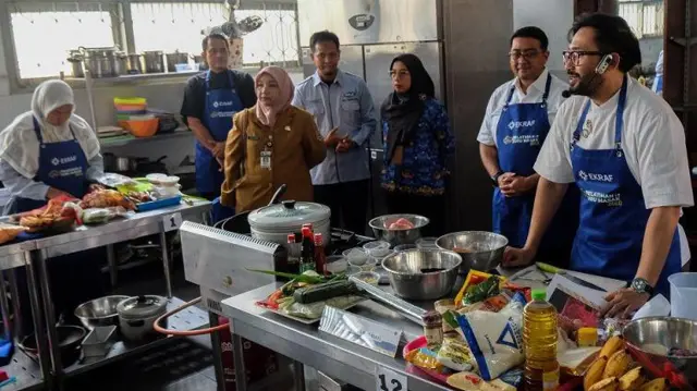 Menteri Ekonomi Kreatif Teuku Riefky Harsya (kedua kanan) menghadiri pelaksanaan pelatihan juru masak untuk Program Makan Bergizi di SMK Negeri 4 Solo, Jawa Tengah, Kamis (19/12/2024).