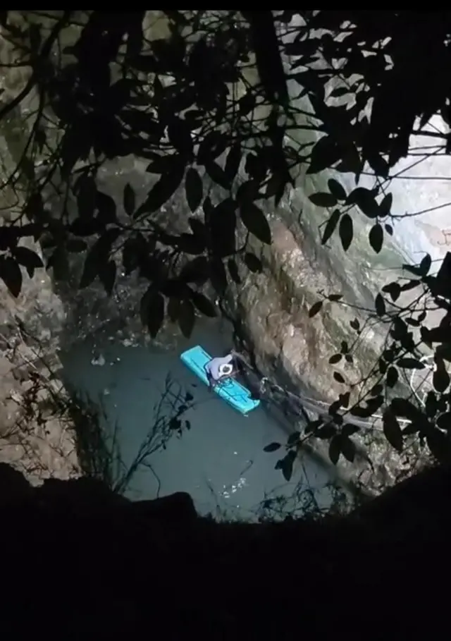 இவருக்கும் மானகொண்டூர் மண்டலம் லட்சுமிபூர் கிராமத்தைச் சேர்ந்த சுக்கா மௌனிகாவிற்கும் 2020-ஆம் ஆண்டு திருமணம் நடந்தது. 2022-ஆம் ஆண்டில், இவர்களுக்கு கீதாான்ஷி மற்றும் கீதாான்விகா என்ற இரட்டைப் பெண் குழந்தைகள் பிறந்தன.