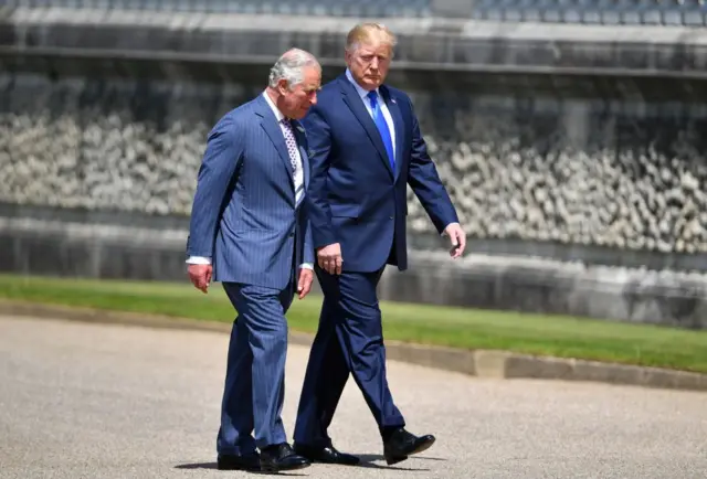 Donald Trump và Thái tử Charles tại Cung điện Buckingham vào ngày 3/6/2019 tại London khi ông Trump đang là tổng thống Hoa Kỳ nhiệm kỳ đầu, thời điểm trước khi ông Charles kế vị mẹ mình là Nữ hoàng Elizabeth II