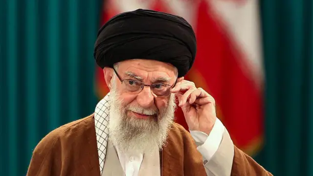 Ali Khamenei ajeitando os óculos