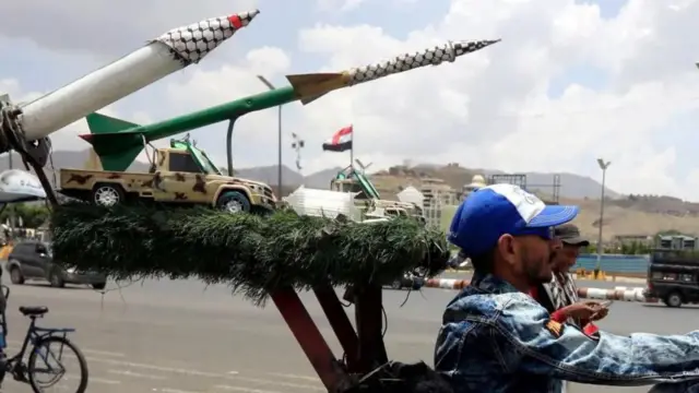 ሑቲ ኣብ ልዕሊ ብመጻብቦ መንደብ ዝሓልፋ መራኽብ መጥቃዕቲ ስለዘካይዱ ብዙሓት ትካላት መራኽብ መንገደን ክቕይራ ተገዲደን እየን