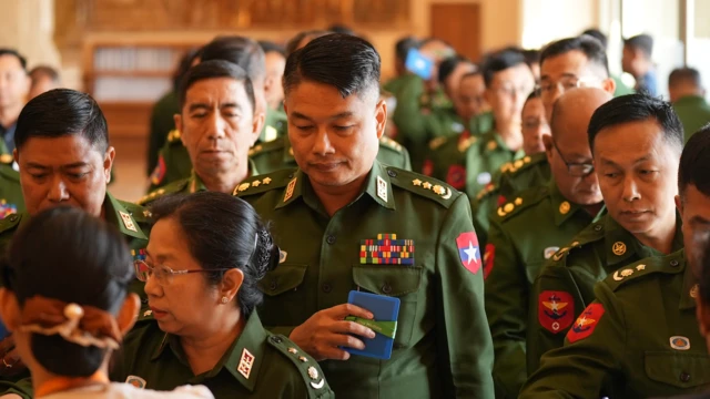 တပ်ကိုယ်စားလှယ်တွေ အမျိုးသားလွှတ်တော်အစည်းအဝေးတက်ဖို့ ဝင်ခွင့်လက်မှတ်ထိုးနေစဥ်။