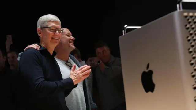 Tim Cook y Jony Ive en el lanzamiento de la nueva Mac Pro en 2019