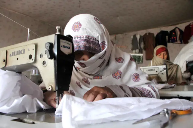 ډېرو افغان ښځو دفترونو کې پر کار د بندیز له امله غیررسمي کارونو ته مخه کړه