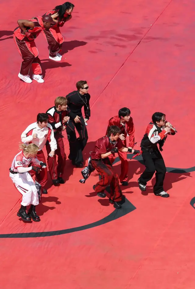 Güney Koreli K-pop grubu BTS performans sergiliyor.