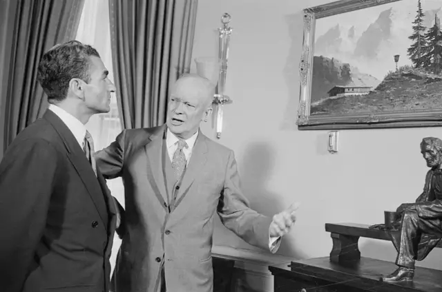 پیمان مودت دو سال بعد از کودتای ۲۸ مرداد بین دو کشور امضا شد و در آن زمان، آیزنهاور در آمریکا و محمدرضا شاه پهلوی در ایران قدرت را در دست داشتند