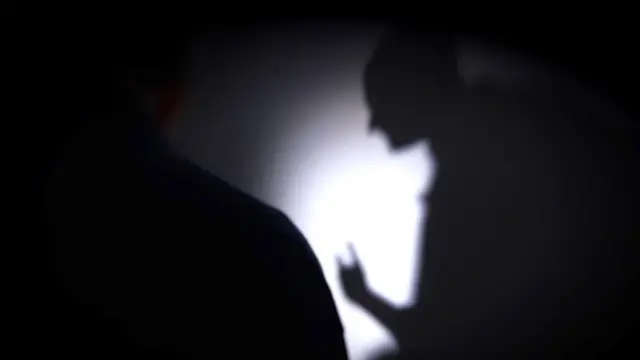  Wafichuaji hao walisema kwamba wafungwa wa Kipalestina walikuwa wamefungwa pingu kwenye vitanda vya hospitali na kulazimishwa kuvaa nepi.