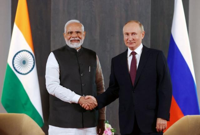 O primeiro-ministro indiano, Narendra Modi, aperta a mão do presidente russo, Vladimir Putin, durante uma reunião em setembro de 2022