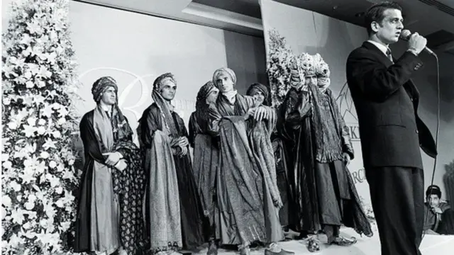 1996 में दिल्ली में एक शो के दौरान रोहित बल
