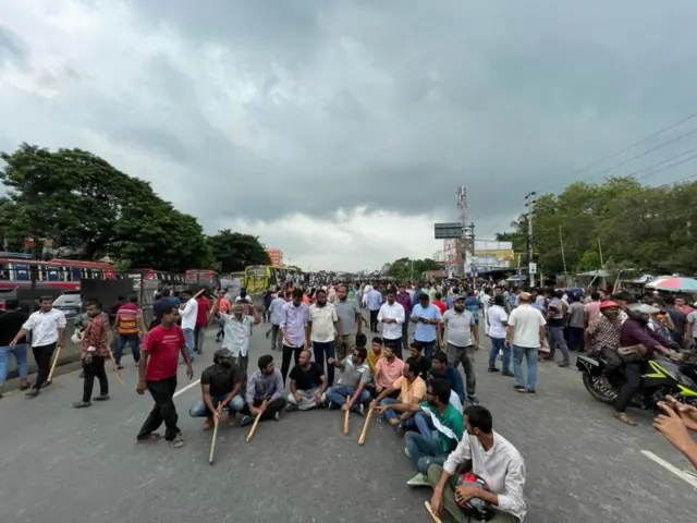 ঢাকার একটি প্রবেশমুখ সাইনবোর্ড এলাকায় বিএনপি'র কর্মীদের অবস্থান।