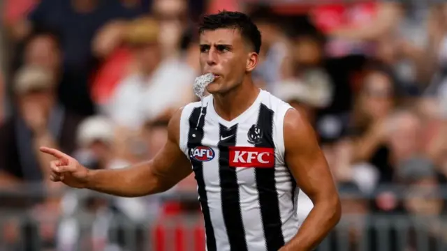Nick Daicos z drużyny Collingwood płukał usta sokiem z ogórków kiszonych w marcu podczas meczu futbolu australijskiego.