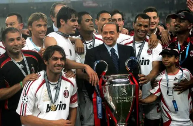 Iruhande rw'ubutegetsi, aha ni mu 2007 arimo kwishimira igikombe cya UEFA Champions League AC Milan yari yatwaye, iyi kipe yahoze akuriye ku rupfurwe yatangaje ko "atazibagirana"