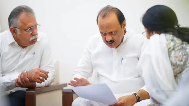 विधानसभा निवडणुकीच्या पार्श्वभूमीवर नागरिकांना भेटताना अजित पवार.