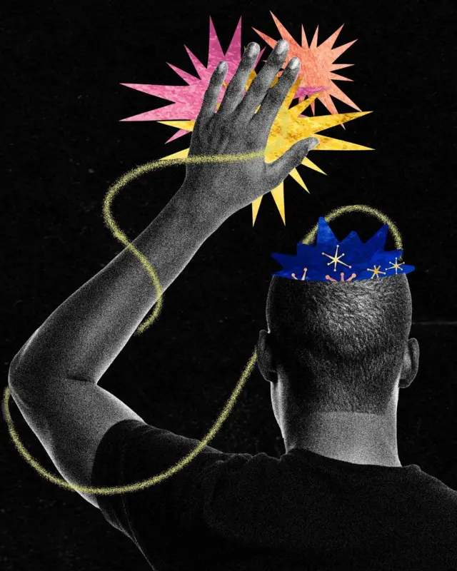 elini yukarıya kaldırmış bir adam. 