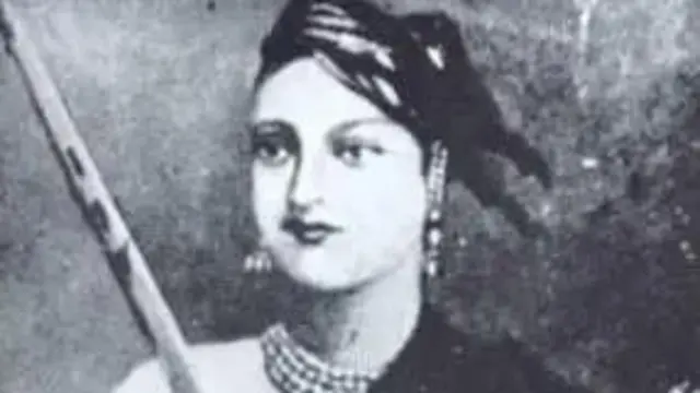 महारानी लक्ष्मीबाई की हाथ में तलवार लिए फ़ोटो