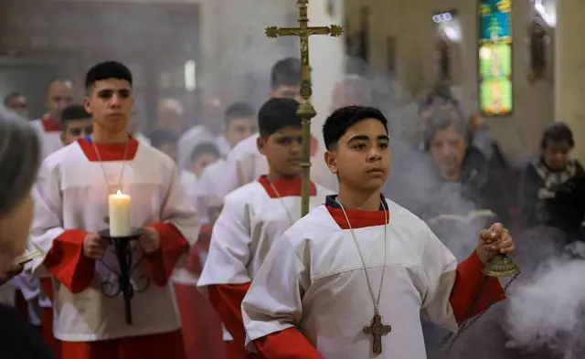 Monaguillos en la misa tras la muerte del Papa Francisco
