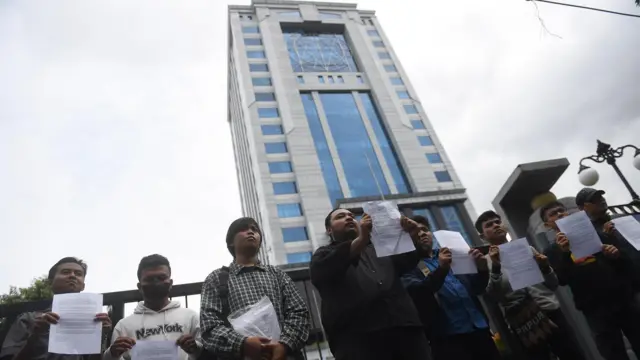 Pegiat dari sejumlah aliasi sipil melakukan unjuk rasa menuntut reformasi pajak di depan Gedung Kemenkeu, Jakarta, Senin (27/2/2023).