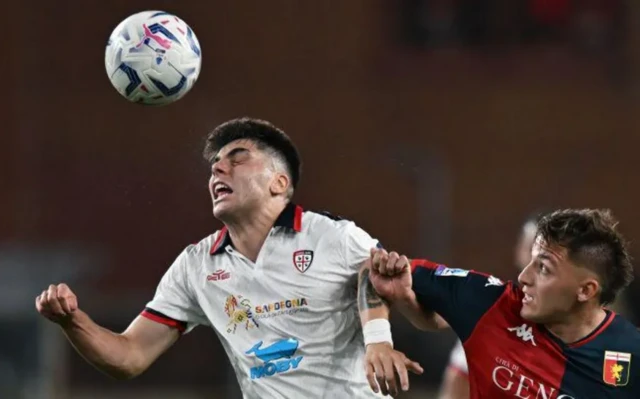 Adam Obert dans un duel aérien avec Mateo Retegui du Genoa