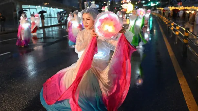 تجلیل از تولد بودا با رژه فانوس‌ در معبد جوگیسا در سئول، پایتخت کره جنوبی