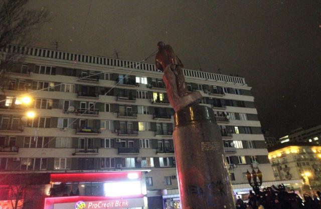 Người dân Ukraine kéo tượng Lenin