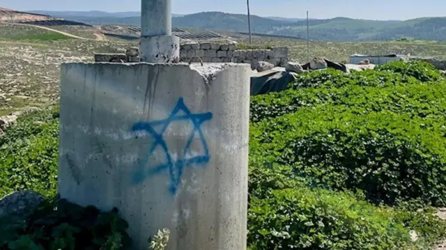 نجمة داود كبيرة مرسومة على قاعدة عمود