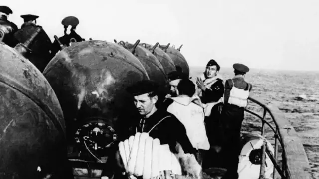 இரண்டாம் உலகப் போரின் போது, 1842-இல் வட கடலில் ஜெர்மன் வீரர்கள் கடல்சார் கண்ணிவெடிகளுடன் இருக்கும் காட்சி. 