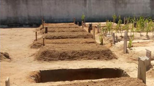 وقد تم دفن بعض الذين ماتوا في قبرين في جزيرة موزمبيق