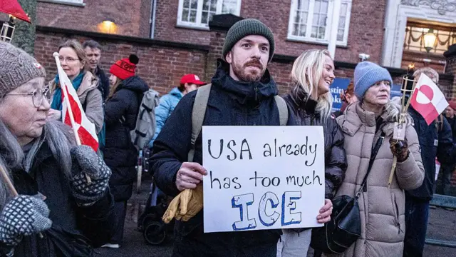 همزمان با سفر وزرای خارجه دانمارک و گرینلند به واشنگتن، گرینلندی‌ها تظاهراتی در مقابل سفارت آمریکا در کپنهاگ دانمارک برگزار کردند. روی پلاکارد با اشاره به نام اختصاری اداره مهاجرت آمریکا،‌ آیس،‌ نوشته شده که آمریکا به اندازه کافی یخ (آیس) دارد.