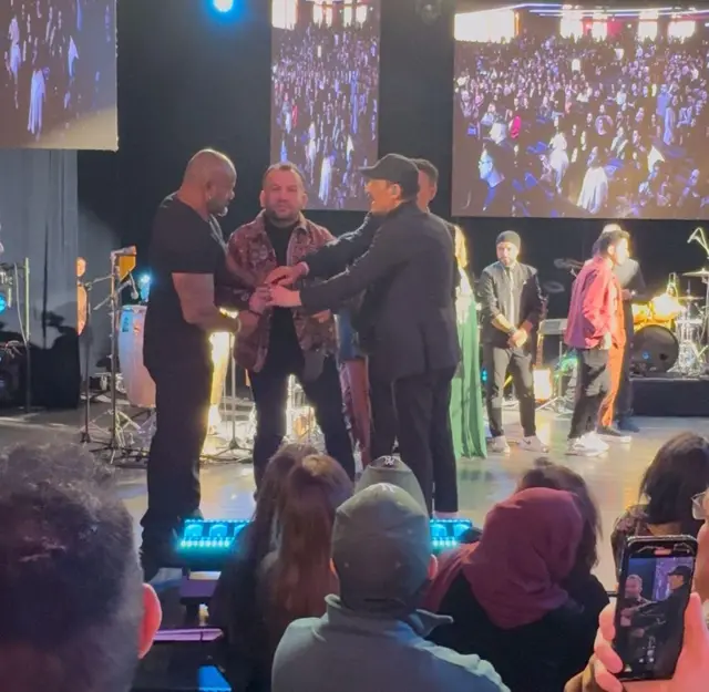 نصرت پارسا، چې د ښاغلي دریا مینه واله ده، د سندرغاړي او امنیتي ساتونکي لخوا محاصره شوې ده.